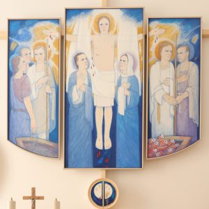 Triptih in manjši tabernakelj v adoracijski kapeli.